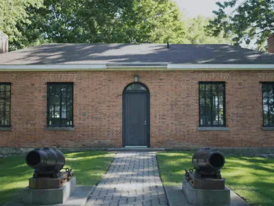 Front view of the Commissariat Office building in King's Navy Yard Park